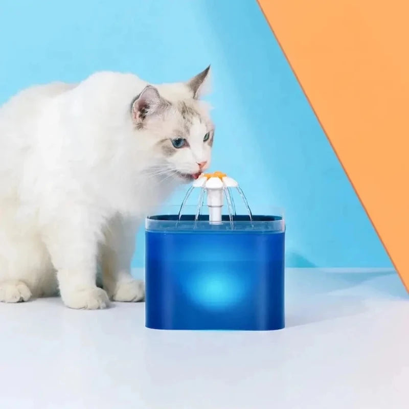 Chat blanc qui boit à la fontaine à eau chat LED GlowFlow bleue