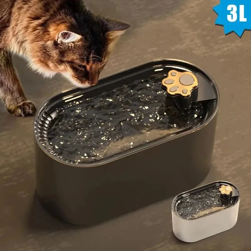 Chat qui boit à la fontaine à eau chat lumineuse GlowPaws 3L noire avec bec patte